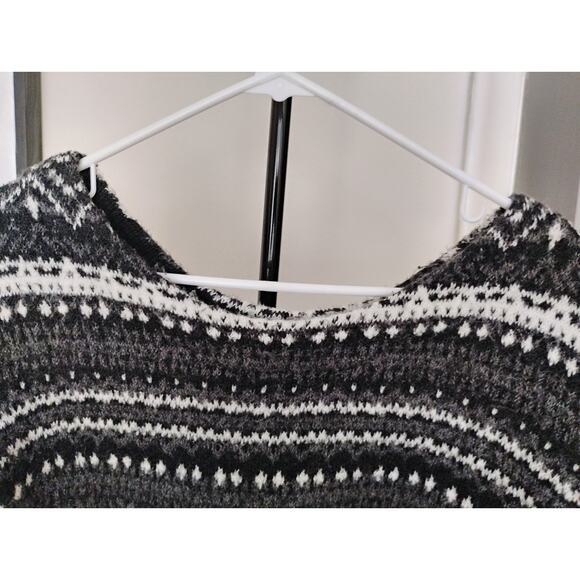 LG Women's Black And White American Eagle Outfitters Sweater. Winter. Soft. - Picture 10 of 10